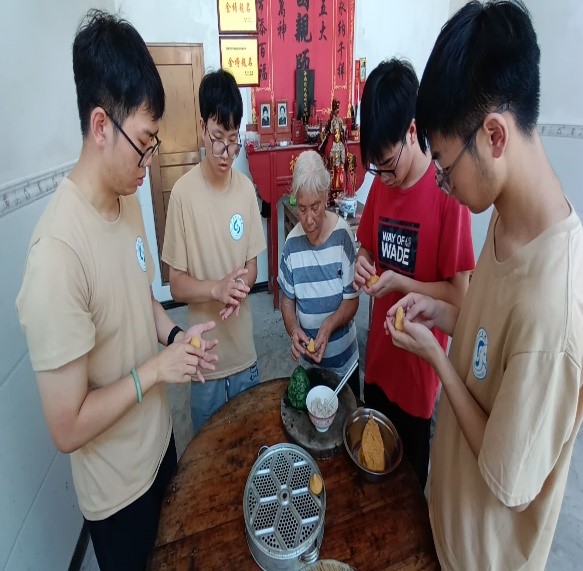 图片包含 游戏机, 桌子, 房间, 电脑  描述已自动生成